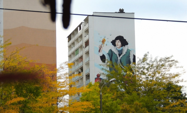 Na zdjęciu mural z Mikołajem Kopernikiem