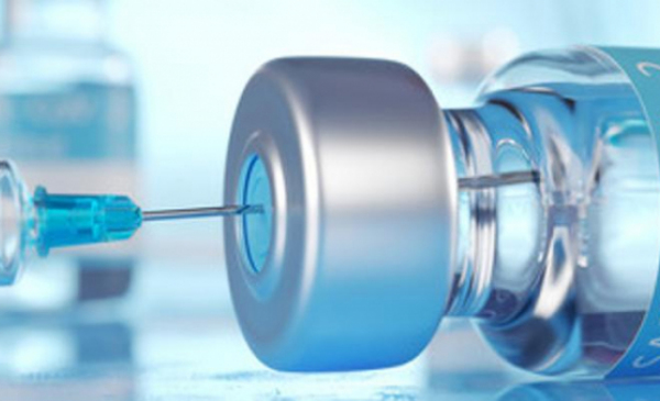 Na zdjęciu: ampułka ze szczepionką przygotowana do iniekcji