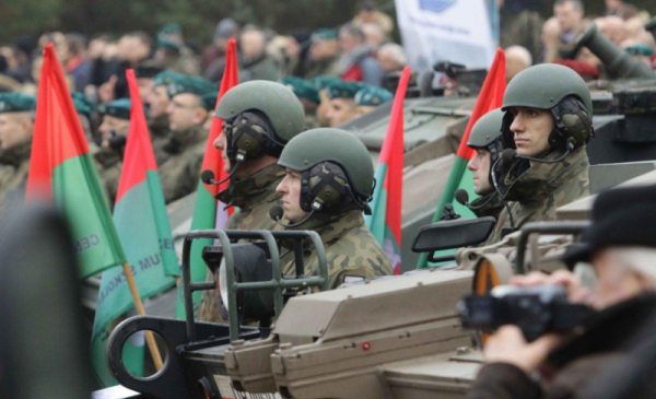 Toruńscy artylerzyści z czerwono-zielonymi flagami swojej formacji, fot. Adam Zakrzewski