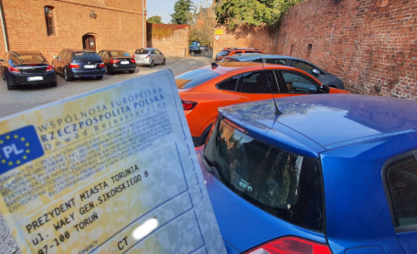 Pierwsza strona dowodu rejestracyjnego, niebieski samochód.