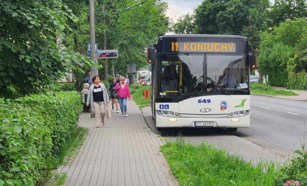 Autobus nr 11 na przystanku przy ul. Żwirki i Wigury, fot. Małgorzata Litwin