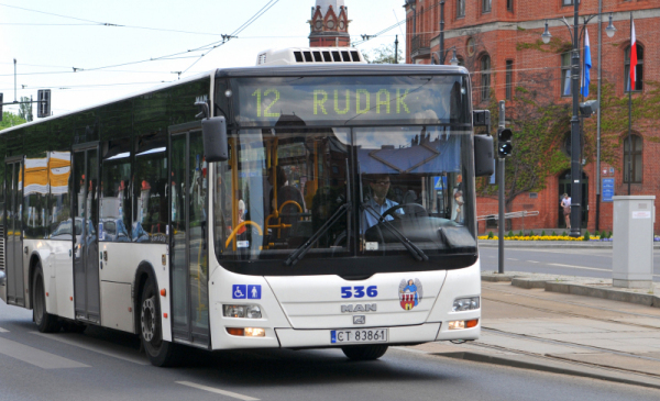 Na zdjęciu widać biały autobus miejski