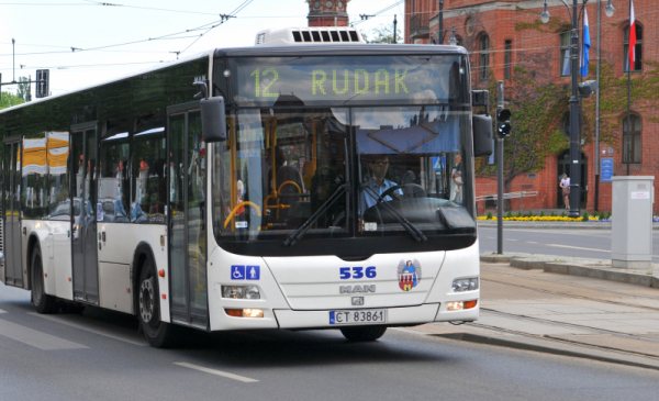 Na zdjęciu: autobus linii nr 12 jadący ulicą Wały gen. Sikorskiego