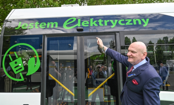 Na zdjęciu prezydent Torunia Michał Zaleski wskazuje na napis na autobusie - Jestem elektryczny