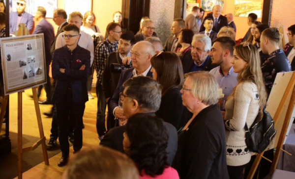 Na zdjęciu: uczestnicy otwarcia wystawy Perły polskiego dziedzictwa w Azerbejdżanie