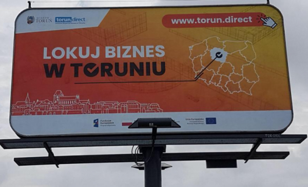 Na zdjęciu billborad z plakatem promującym Toruń