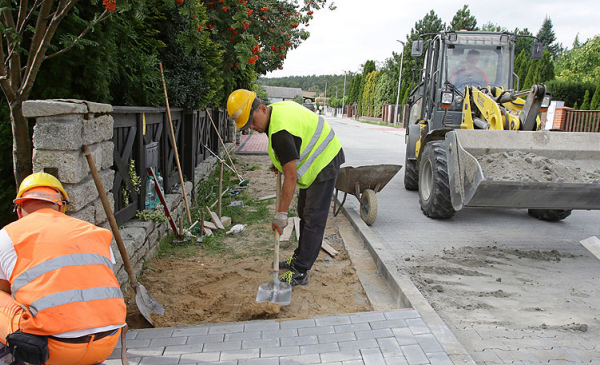 Na zdjęciu widac robotników pracujących przy budowie drogi