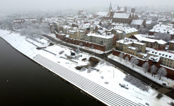 Widok na Bulwar Filadelfijski w Toruniu w zimowej szacie, fot. Sławomir Kowalski