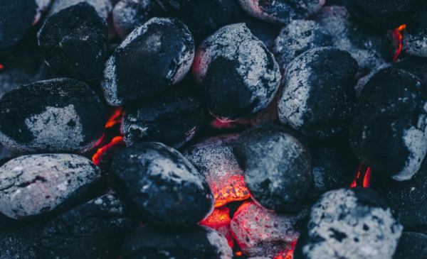 Zdjęcie przedstawia tlący się węgiel.