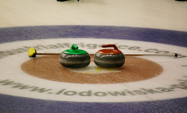 Kamienie curlingowe w centrum domu