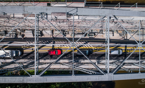 Widok na remontowany most i jadące auta z góry rusztowania