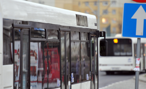 Zdjęcie przedstawia autobus miejski w Toruniu.