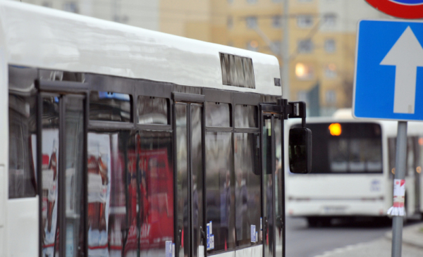 Na zdjęciu autobusy MZK oraz znak droga jednokierunkowa