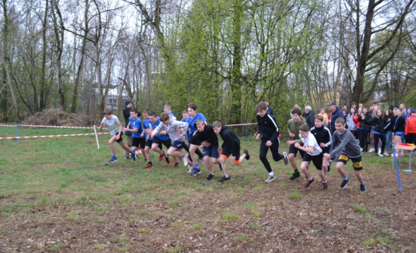 Na zdjęciu: dzieci uczestniczą w biegu terenowym po lesnej drodze w ramach meetingu sportowego Ku Wolności