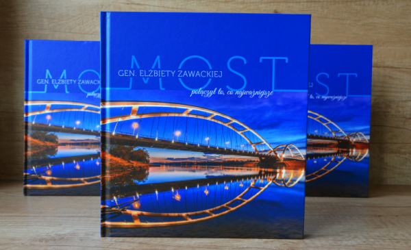 Na zdjęciu trzy albumy o moście drogowym gen. E. Zawackiej - na okładce widać most na tle niebieskiego nieba