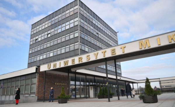 Zdjęcie przedstawia budynek rektoratu Uniwersytetu Mikołaja Kopernika w Toruniu