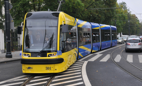 Na zdjęciu: tramwaj jadący po ulicach miasta
