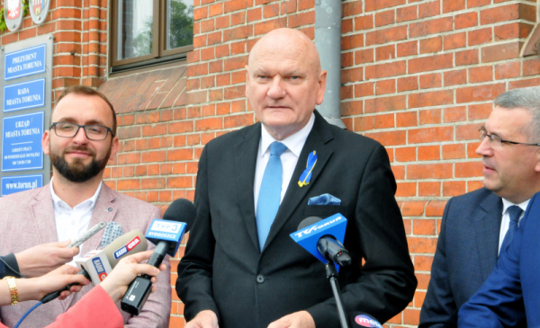 Na zdjęciu: prezydent Michał Zaleski na tle ceglanego budynki Urzędu Miasta 