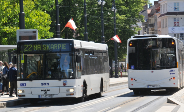 Na zdjęciu autobusy na węźle przesiadkowym przy alei Solidarności