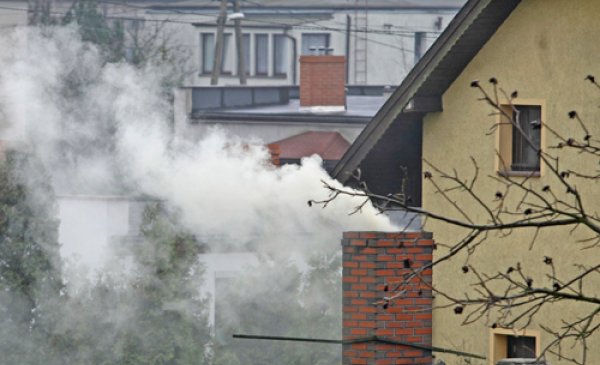 Na zdjęciu: dym unoszący się z komina