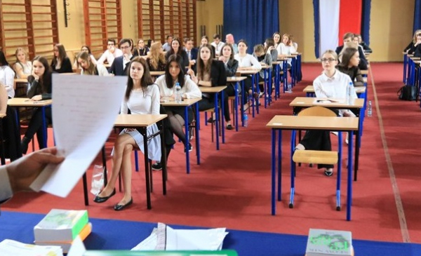 Na zdjęciu: młodzież siedząca w sali podczas egzaminu