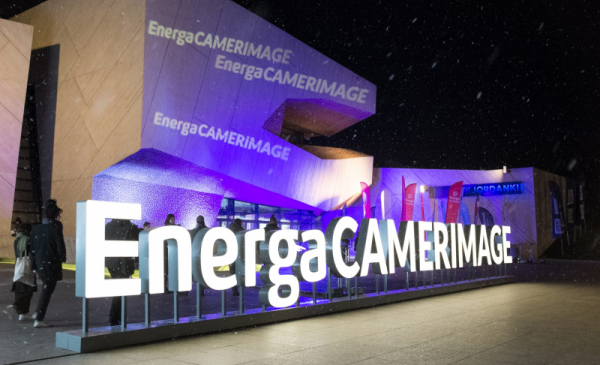 Na zdjęciu podświetlony napis EnergaCamerimage przed CKK Jordanki