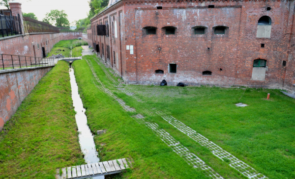 Na zdjęciu widać fort IV i okalającą go fosę, w której rośnie trawa