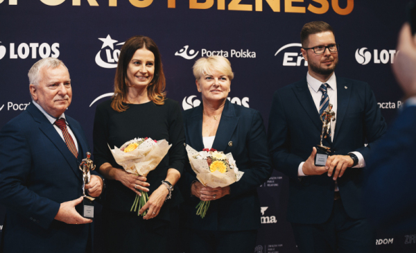 Na zdjęciu przedstawiciele Miasta Toruń i firmy One Sport ze statuetkami Dames