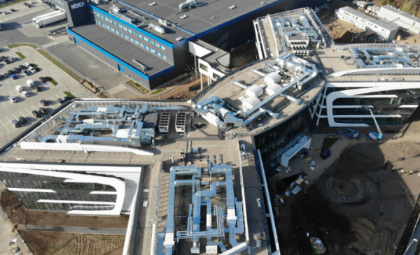 Widok z góry na nowy budynek firmy Neuca przy ul. Fortecznej