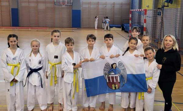Na zdjęciu: dzieci z klubu Centuria Toruń z flagą Torunia i medalami