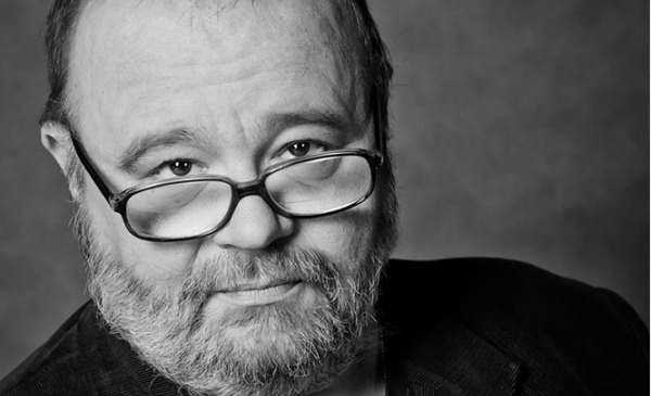 Na zdjęciu: pisarz Paweł Huelle, w okularach, zdjęcie czarno-białe
