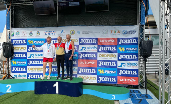 Na zdjęciu: zawodnicy masters stoją na podium, wśród nich Wacław Krankowski z Torunia