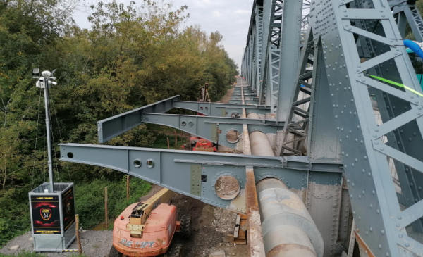 Nowe wsporniki montowane na moście, zdjęcia: Miejski Zarząd Dróg w Toruniu