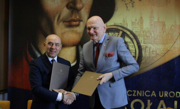 na zdjęciu: prezydent Michał Zaleski i prorektor Wojciech Wysota z teczkami