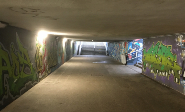 Zdjęcie przedstawia przejście podziemne pod ul. Szosa Lubicka w Toruniu na wysokości ulicy Piskorskiej