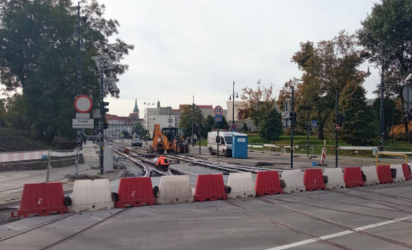 Zdjęcie pokazuje postęp prac przy budowie nowej linii tramwajowej w październiku 2022 roku