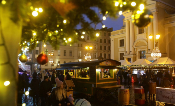 Zdjęcie przedstawia ludzi odwiedzających Toruński Jarmark Bożonarodzeniowy