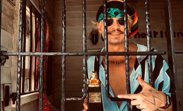 Na zdjęciu Johnny Depp ze statuetką Złotej Żaby