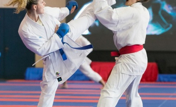 Na zdjęciu dwie zawodniczki karate prowadzą walkę