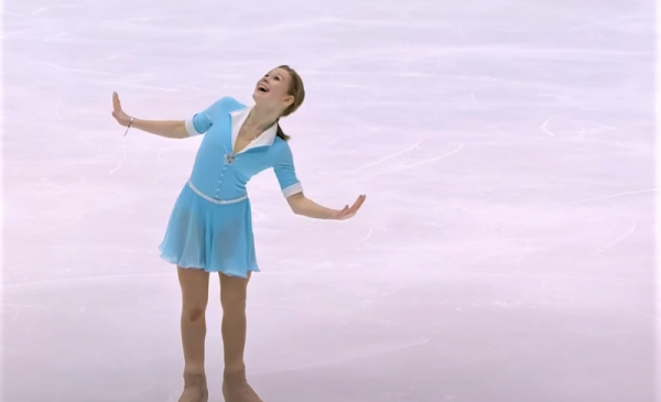 Na zdjęciu: łyżwiarka Ekaterina Kurakova  w błękitnej sukience występuję podczas mistrzostw Europy