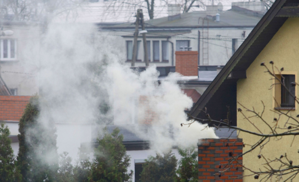 Na zdjęciu: dym lecący z komina