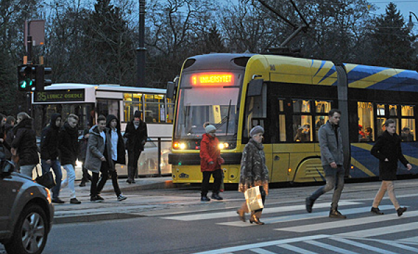 tramwaj i autobus w alei Solidarności