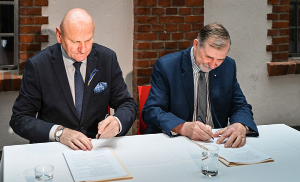 Prezydent Michał Zaleski i kurator Marek Gralik podpisują porozumienie 