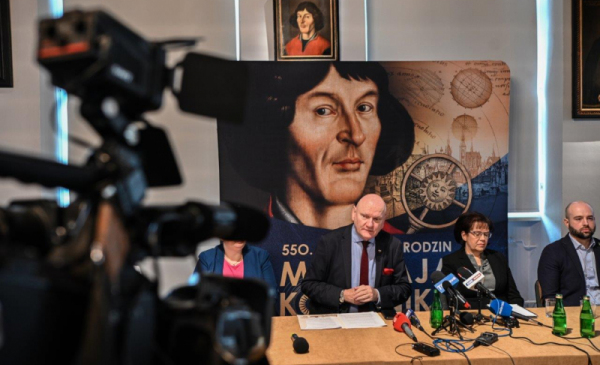 Na zdjęciu: uczestnicy konferencji prasowej poświęconej Roku Kopernikańskiego, w tle baner z podobizną Mikołaja Kopernika