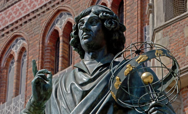 Na zdjęciuL fragment pomnika Mikołaja Kopernika - głowa i strolabium