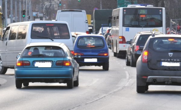 Na zdjęciu: samochody jadące po ulicach Toruniu