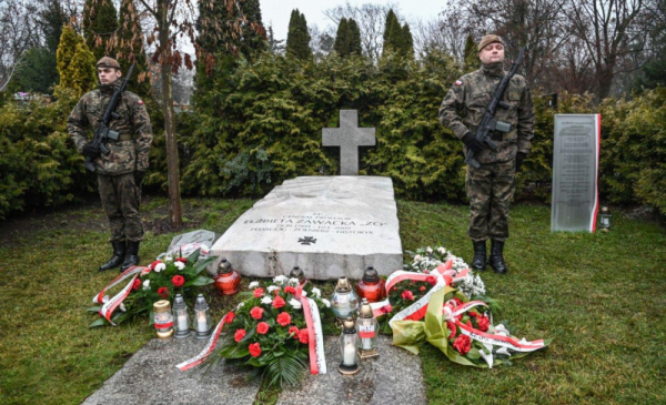 Na zdjęciu: grób gen. prof. Elżbiety Zawackiej, przy którym leżą biało-czerwone wiązanki kwiatów, po obu stronach grobu pełnią wartę żołnierze