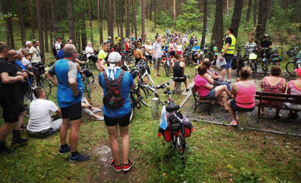 Na zdjęciu: uczestnicy rajdu rowerowego w lesie