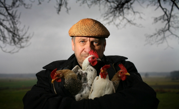 Na zdjęciu Leon Tarasewicz trzyma kury w rękach