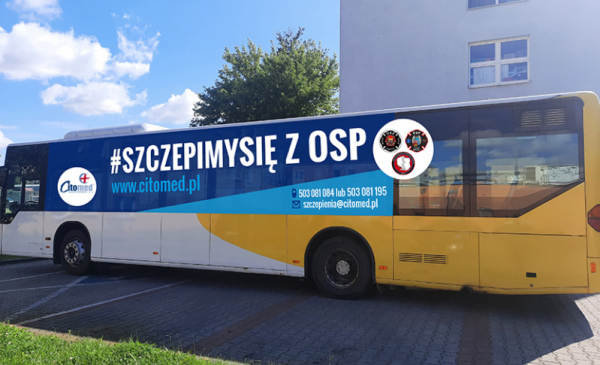 Na zdjęciu autobus z napisem #szczepimy się z OSP